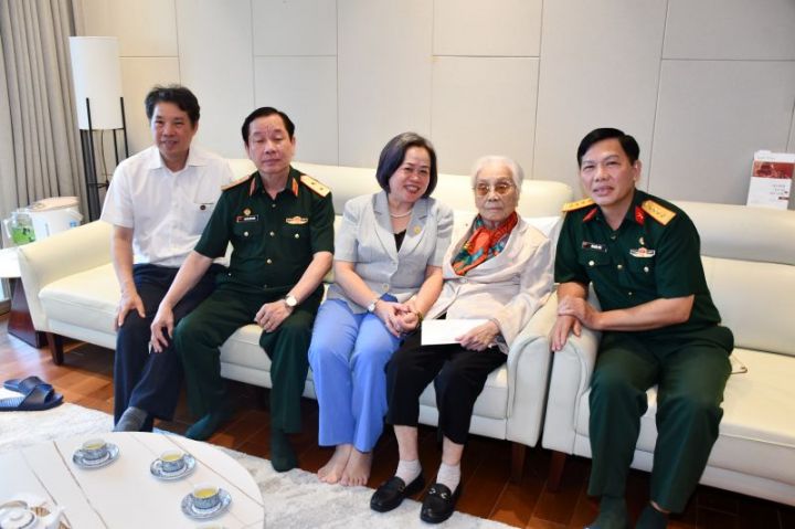 Lãnh đạo Trung ương Hội thăm Chủ tịch Danh dự Nguyễn Thị Bình