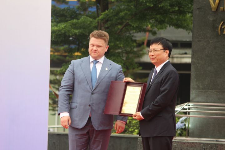 Nghệ An: Thành phố Vinh khánh thành tượng V.I.Lênin