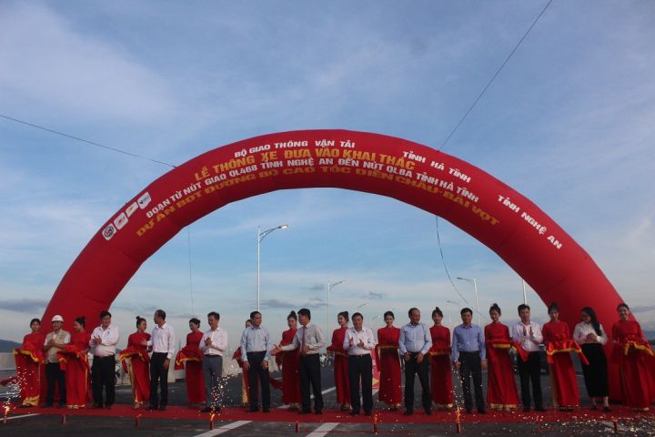 Thông xe đoạn cao tốc Diễn Châu - Bãi Vọt trong niềm hân hoan của người dân