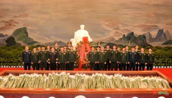 Đoàn đại biểu cấp cao Bộ Quốc phòng Việt Nam đặt hoa tưởng niệm Chủ tịch Mao Trạch Đông