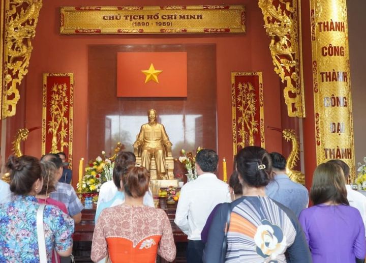 Kiều bào tại Lào nhiều hoạt động hướng về kỷ niệm 134 năm ngày sinh Chủ tịch Hồ Chí Minh 