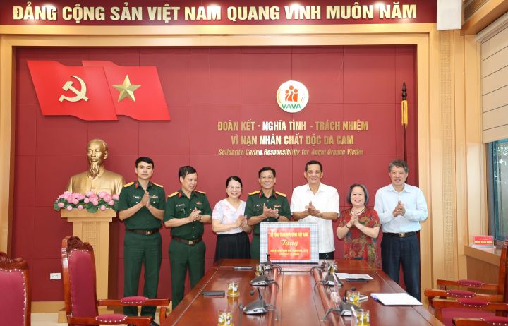 Đoàn công tác Bộ Tổng tham mưu QĐND Việt Nam thăm, tặng quà Trung ương Hội nhân kỷ niệm 79 năm Ngày Thương binh – Liệt sỹ