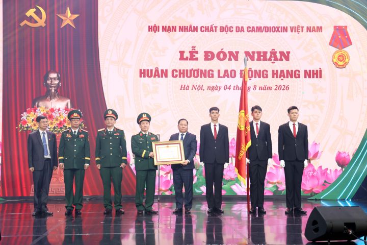 Lễ đón nhận Huân chương Lao động hạng Nhì và Chương trình giao lưu nghệ thuật “Hành trình hy vọng” nhân kỷ niệm 65 năm Thảm họa da cam ở Việt Nam