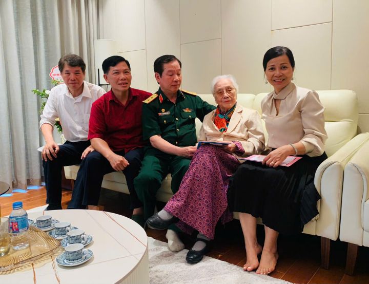 Lãnh đạo Trung ương Hội thăm, chúc mừng sinh nhật bà Nguyễn Thị Bình