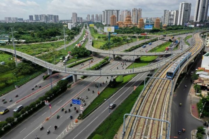 LÝ LUẬN VÀ THỰC TIỄN 40 NĂM ĐỔI MỚI - CƠ SỞ VỮNG CHẮC  ĐỂ BẢO VỆ NỀN TẢNG TƯ TƯỞNG CỦA ĐẢNG