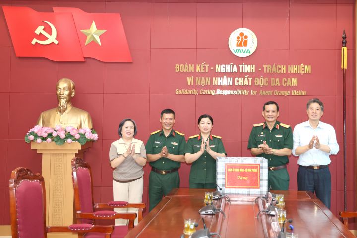 Đoàn công tác của Quân ủy Trung ương - Bộ Quốc phòng và Bộ Tổng tham mưu QĐND Việt Nam thăm, tặng quà Trung ương Hội nhân kỷ niệm 79 năm Ngày Thương binh – Liệt sỹ