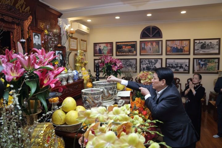 Chủ tịch nước Lương Cường thắp hương tưởng nhớ các đồng chí nguyên lãnh đạo Đảng, Nhà nước