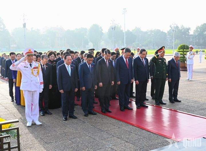 Sáng nay (17/10) Lãnh đạo Đảng, Nhà nước, đại biểu Quốc hội vào Lăng viếng Chủ tịch Hồ Chí Minh