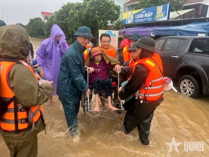 Bộ đội dốc sức ứng cứu nhân dân