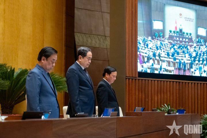 Quốc hội tưởng niệm người tử vong do thiên tai và ủng hộ đồng bào vùng lũ