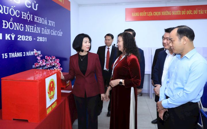 Chủ tịch HĐND thành phố Phùng Thị Hồng Hà kiểm tra công tác bầu cử tại phường Hoàng Mai