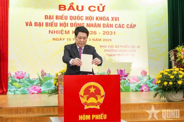 Chủ tịch nước Lương Cường bỏ phiếu bầu cử tại khu vực bầu cử số 26, phường Hoàn Kiếm