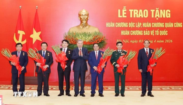 Trao huân chương cao quý tặng các đồng chí lãnh đạo Đảng, Nhà nước, cán bộ cấp cao