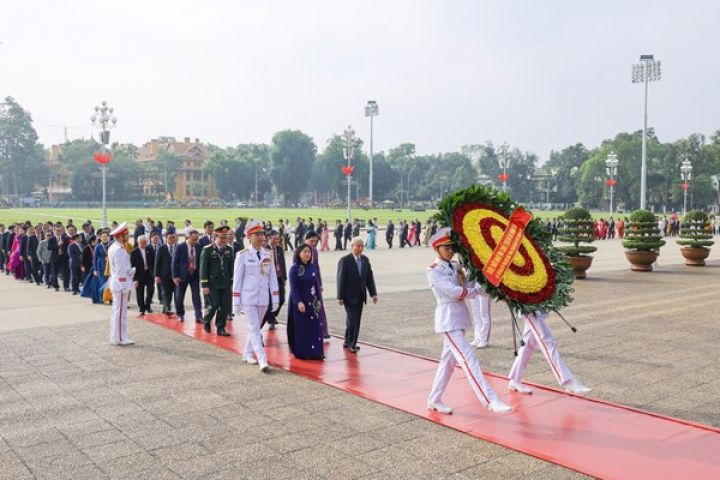 Đoàn đại biểu tham dự Đại hội đại biểu toàn quốc MTTQ Việt Nam lần thứ XI vào Lăng viếng Chủ tịch Hồ Chí Minh