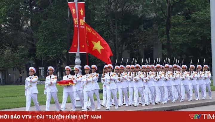 Thiêng liêng lễ thượng cờ bên Lăng Bác ngày 19/5