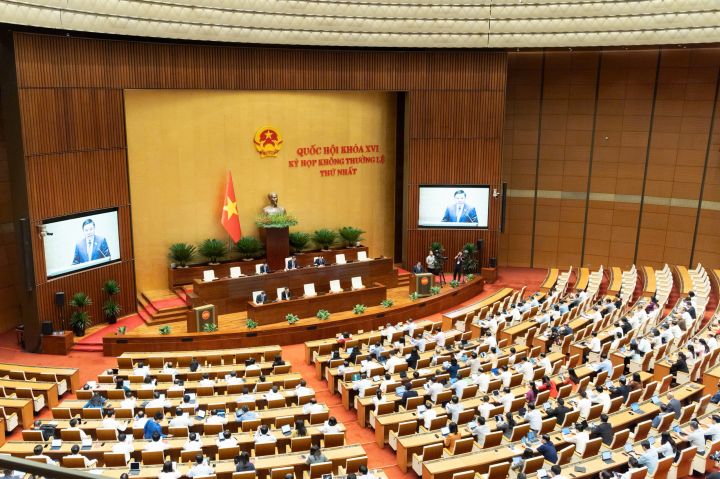 Sáng nay (23/8), Quốc hội biểu quyết thông qua 03 luật và thảo luận ở hội trường về 02 dự án luật, Nghị quyết