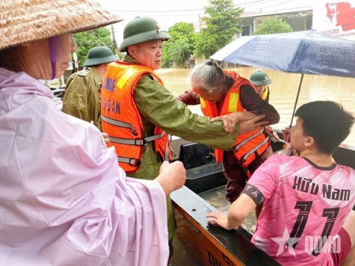 Gắn bó tình quân dân trong bão dữ