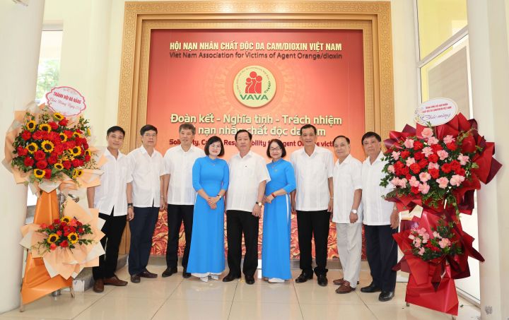 Trung ương Hội chúc mừng các nhà báo, cán bộ, nhân viên Tạp chí Da cam Việt Nam