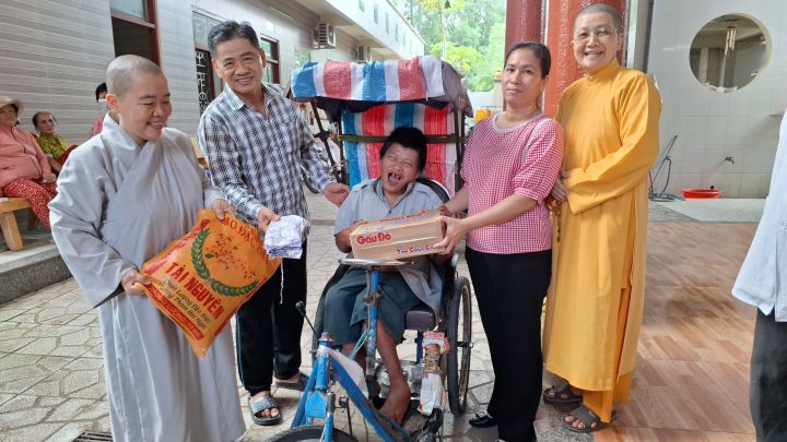 Tịnh xá Ngọc Tân trao quà cho nạn nhân chất độc da cam và hộ nghèo