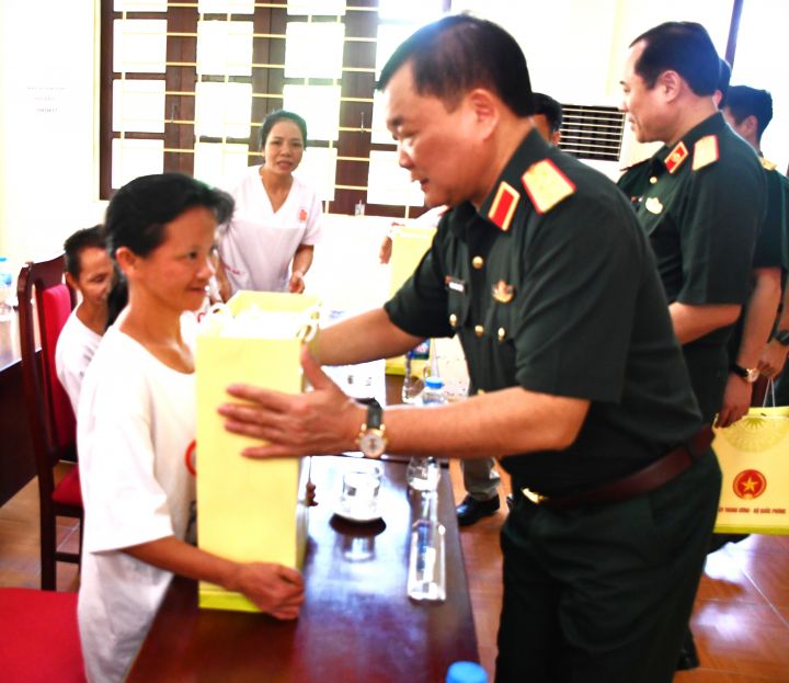 Bộ Quốc phòng thăm, tặng quà Trung tâm Bảo trợ xã hội nạn nhân chất độc da cam/dioxin Việt Nam