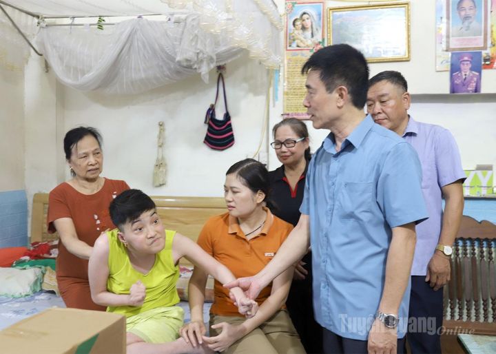 Hội tỉnh Tuyên Quang thăm, tặng quà nạn nhân chất độc da cam có hoàn cảnh đặc biệt khó khăn