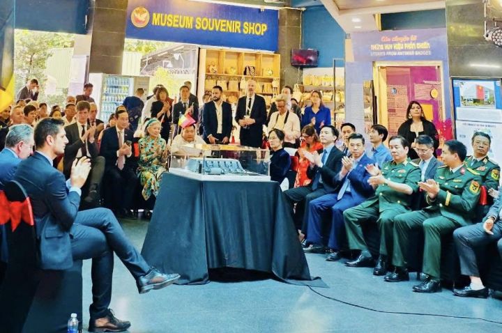 Nhà vua Bỉ và Hoàng hậu tham quan chùa Vĩnh Nghiêm, Bảo tàng Chứng tích chiến tranh