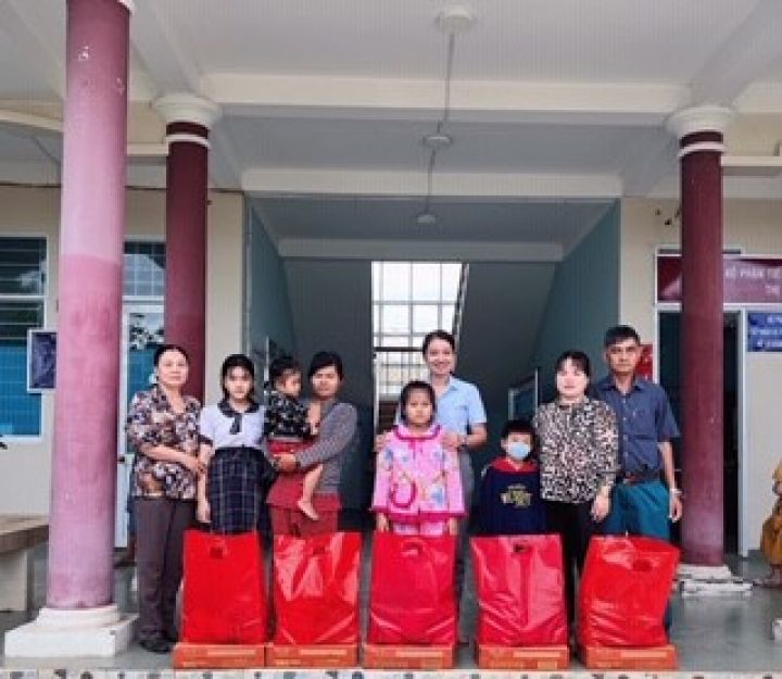 Hội huyện Đức Hòa  trao quà cho trẻ em là nạn nhân chất độc da cam có hoàn cảnh khó khăn