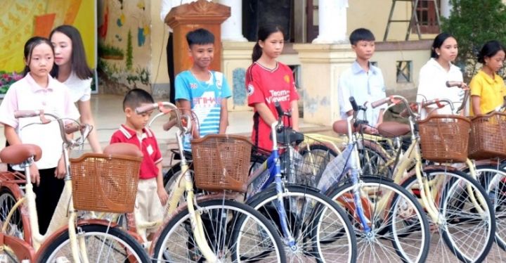 Tặng xe đạp cho học sinh nghèo miền núi bước vào năm học mới