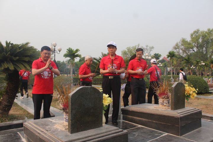 Đoàn công tác tỉnh Nghệ An tri ân các anh hùng liệt sĩ tại Nghĩa trang liệt sĩ Điện Biên Phủ