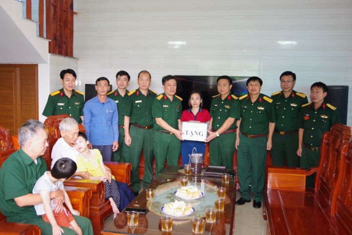 Quân khu 4: Tặng quà trẻ em di chứng da cam, khuyết tật, mắc bệnh hiểm nghèo ở Nghệ An