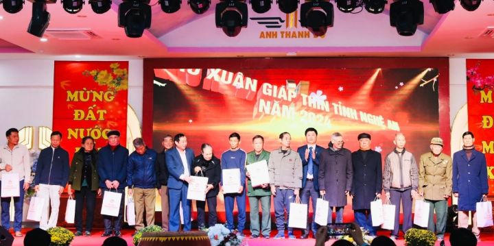 Nghệ An: Hội báo xuân tặng quà gia đình chính sách huyện Đô Lương