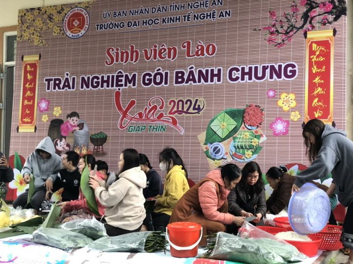 Nghệ An: Lưu sinh viên Lào trải nghiệm Tết Việt
