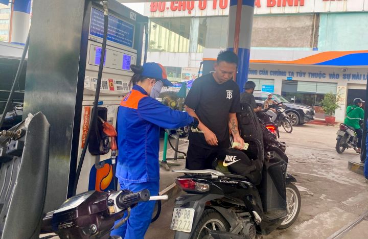 Giá xăng dầu đồng loạt giảm