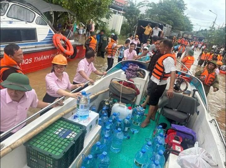 Chi nhánh NHCSXH thành phố Đà Nẵng tặng quà cho người dân vùng lũ