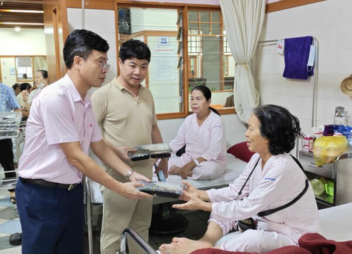 Chi nhánh NHCSXH thành phố Huế đồng hành cùng người dân vùng ngập lụt