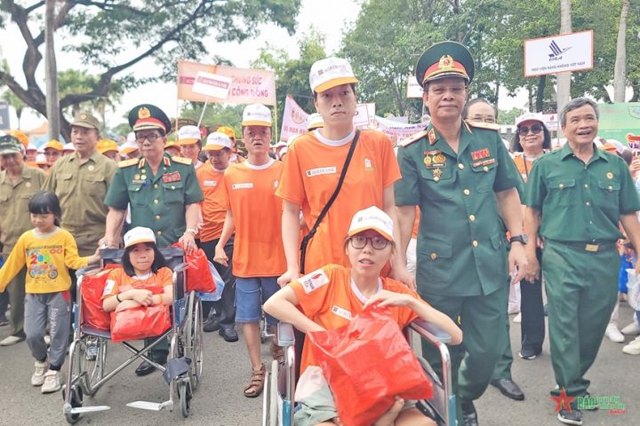 Over 5,000 join charity walk to support Agent Orange/dioxin victims