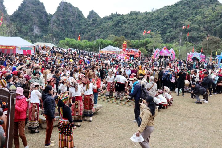 Đến Lễ hội Hang Bua ngắm gái Thái, ăn món ngon, thưởng ngoạn thiên nhiên hùng vĩ