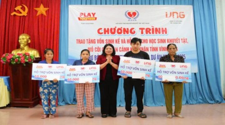 Vĩnh Long: Trao vốn sinh kế và học bổng cho học sinh khuyết tật, mồ côi có hoàn cảnh khó khăn tại xã Hương Mỹ