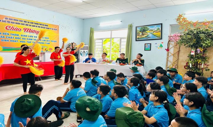 Học viên “Học kỳ trong Quân đội” năm 2026 giao lưu với nạn nhân chất độc da cam Đà Nẵng