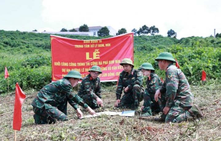 TRẢ LẠI MÀU XANH CHO ĐẤT