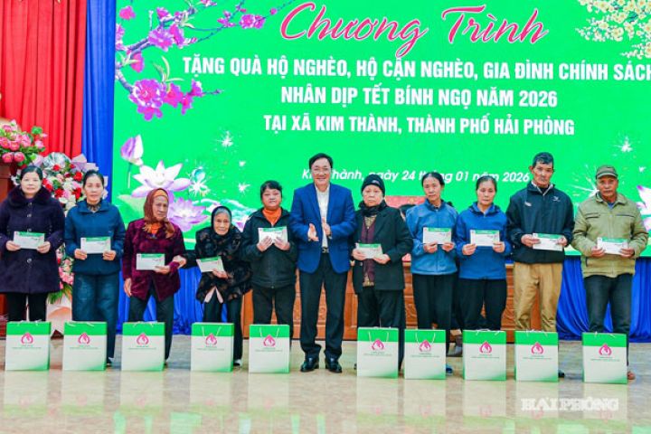 Tổng Giám đốc Ngân hàng CSXH Dương Quyết Thắng trao quà Tết tại xã Kim Thành