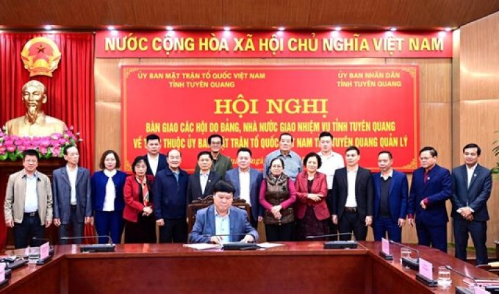 Bàn giao 21 hội do Đảng, Nhà nước giao nhiệm vụ về trực thuộc Ủy ban MTTQ Việt Nam tỉnh Tuyên Quang