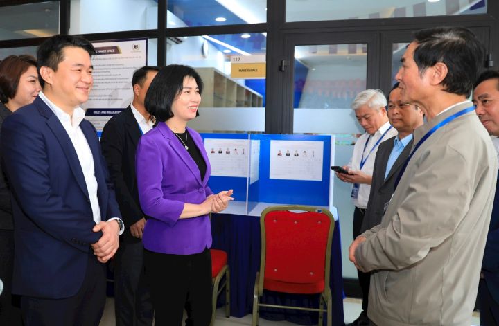 Chủ tịch Ủy ban Bầu cử thành phố Phùng Thị Hồng Hà kiểm tra công tác bầu cử tại phường Đại Mỗ