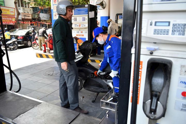 Giá xăng RON95-III giảm gần 4.000 đồng/lít