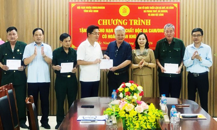 Tặng 40 suất quà cho nạn nhân chất độc da cam hoàn cảnh khó khăn