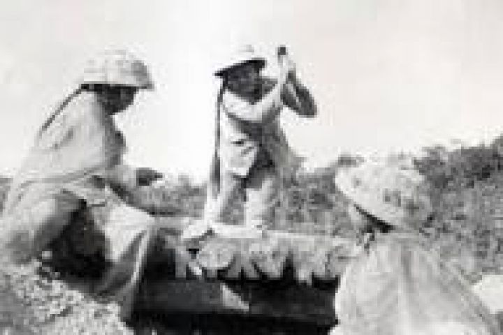 Gần bảy mươi năm đi tìm một danh xưng
