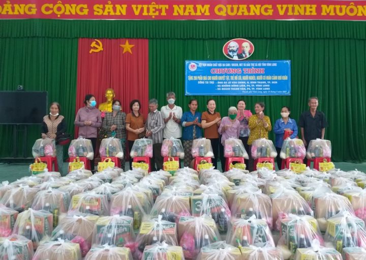 Hội tỉnh Vĩnh Long trao quà cho nạn nhân chất độc da cam, người nghèo và trẻ mồ côi