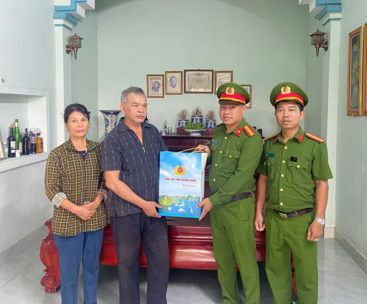 Công an phường An Sinh tặng quà nạn nhân chất độc da cam