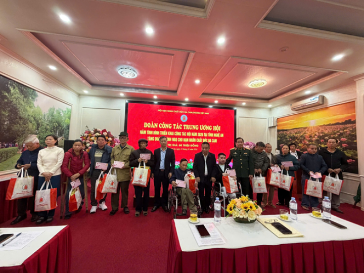 Trung ương Hội làm việc với Tỉnh hội  Nghệ An và trao quà cho nạn nhân chất độc da cam 