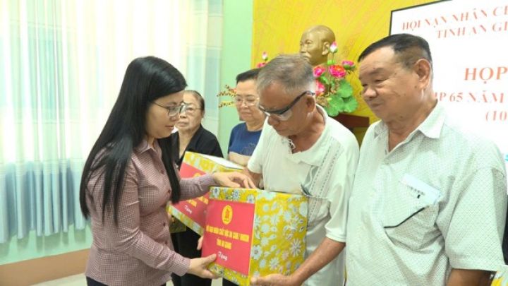 Phường Rạch Giá, tỉnh An Giang họp mặt, tặng quà nạn nhân chất độc da cam